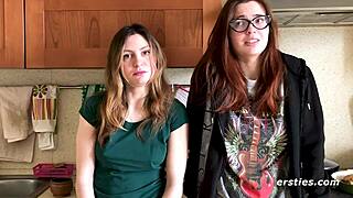 Rozkošný ukrajinský pár Felicia & Lina sa drú s vášňou na chlpatých telách