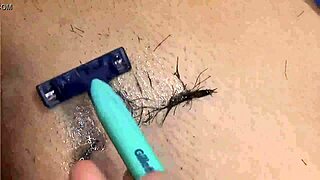 Haarlose Schönheit glänzt in kühner rasierten Präsentation