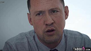 Hej, dostal jsem tě! Zaměstnanec šuká šéfovu trans ženu v tajnosti.