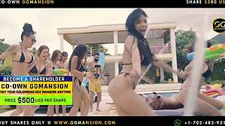 О, чувствам се толкова горещо като гледам тази брюнетка с големи цици да смуче дилдо!