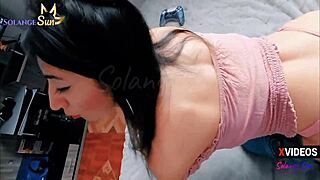 ラティーナの妹が精液を渇望、アナルで飲み込む