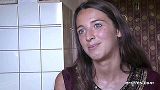 Oh Mann, Tanja fingert ihre behaarte Möse so gut