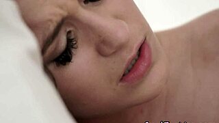 صديقة أوروبية تأخذها في الشرج وتحصل على قذف لزج