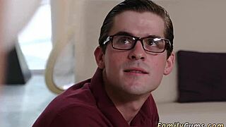 Миниатюрная тинейджерка сосёт старого партнёра на HD уроке