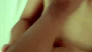 Thai milf kryper for å suge kukken min for en varm creampie