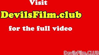 Babe femdom deslumbrante faz garganta profunda no pau duro de lingerie! 😍