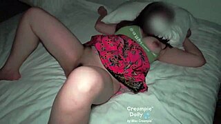 Asyalı Eşin Sıkı Amı Dövülüyor ve Döller İçe Akıtılıyor