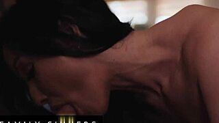 Jennifer White λαχταράει άγρια διασκέδαση με τον γιο του άντρα της Dante Colle