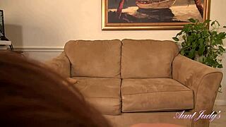 Čoveče, ne verujem da maćeha Mari, 60 godina, puši mi kurac u najlonkama... vau!