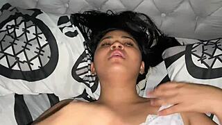 Yohamedi dobi trdi udarec z ogromnim izlivom na njene masivne joške