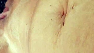 Човече, опитвам се да фистинг мокрите й дупки в колата... по дяволите!