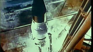 Классическая порнозвезда Линда Лавлейс делает потрясающий минет в горло до оргазма