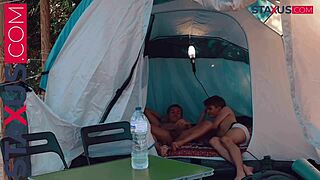 To venner slipper rå lyst løs i et hyggeligt sommertelt